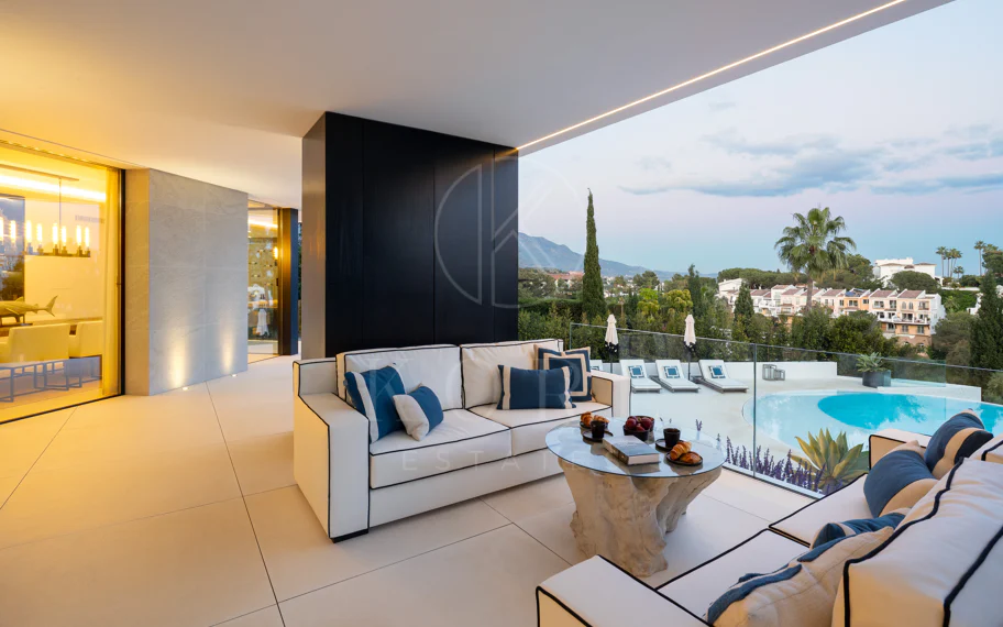 Villa contemporánea refinada con vistas panorámicas al mar en El Herrojo Alto