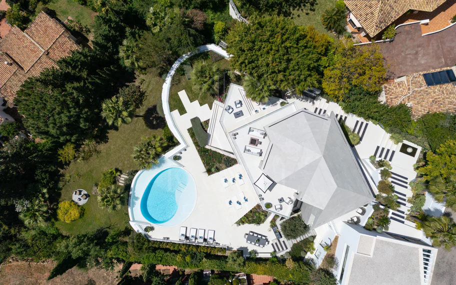 Villa contemporánea refinada con vistas panorámicas al mar en El Herrojo Alto