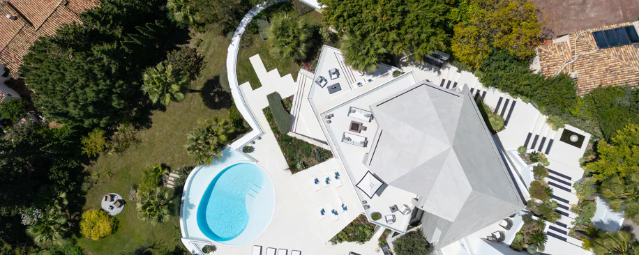 Villa contemporánea refinada con vistas panorámicas al mar en El Herrojo Alto
