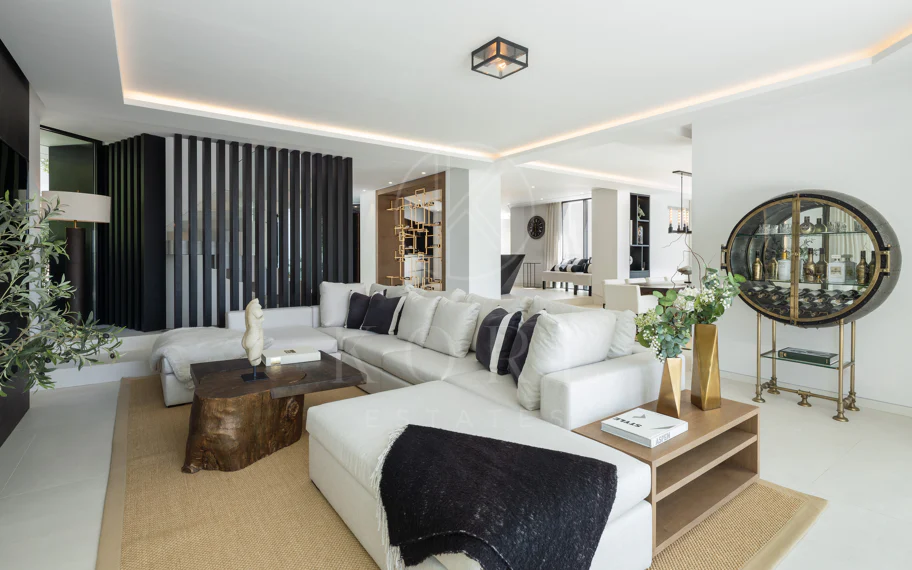 Villa contemporánea refinada con vistas panorámicas al mar en El Herrojo Alto
