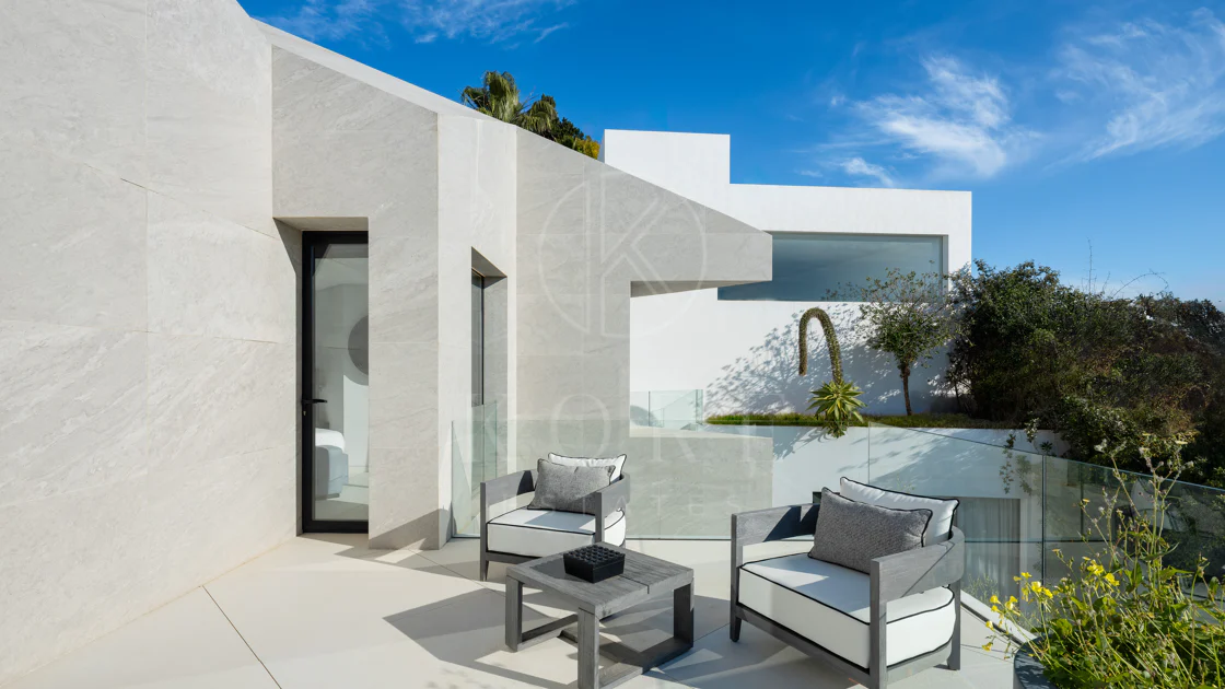 Villa contemporánea refinada con vistas panorámicas al mar en El Herrojo Alto