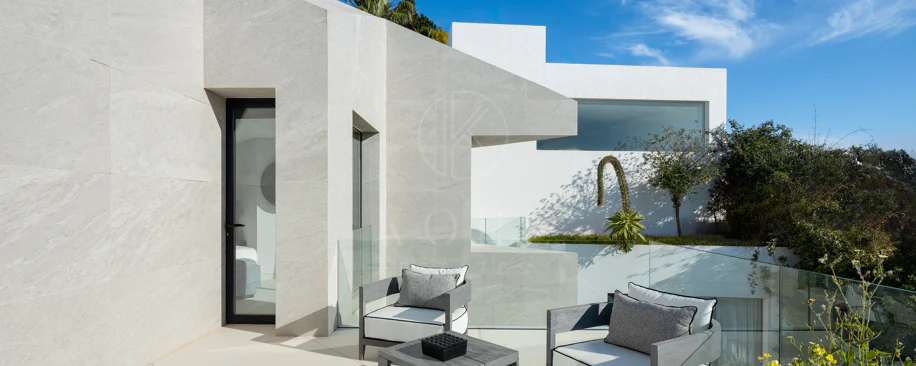 Villa contemporánea refinada con vistas panorámicas al mar en El Herrojo Alto