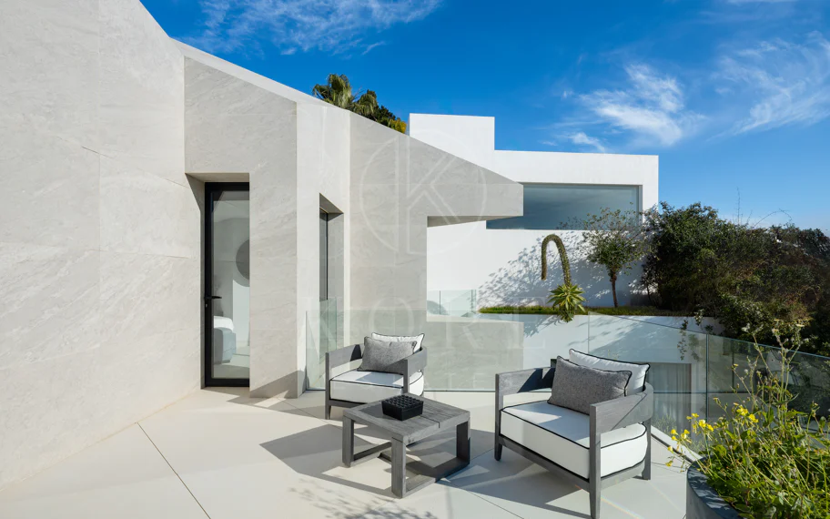 Villa contemporánea refinada con vistas panorámicas al mar en El Herrojo Alto