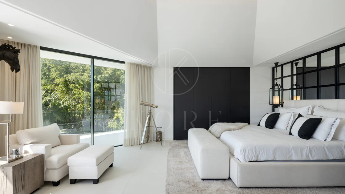 Villa contemporánea refinada con vistas panorámicas al mar en El Herrojo Alto