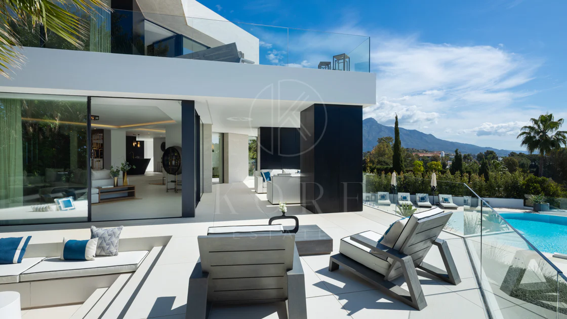 Villa contemporánea refinada con vistas panorámicas al mar en El Herrojo Alto