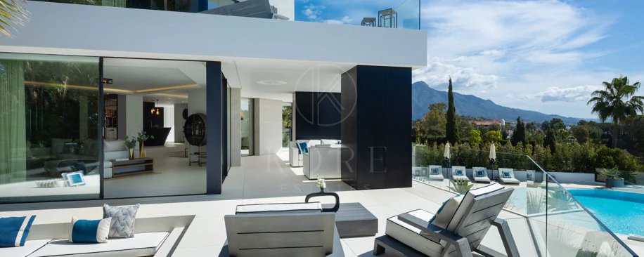 Villa contemporánea refinada con vistas panorámicas al mar en El Herrojo Alto