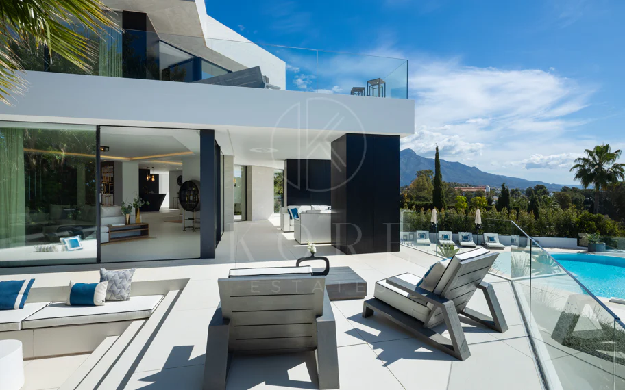 Villa contemporánea refinada con vistas panorámicas al mar en El Herrojo Alto