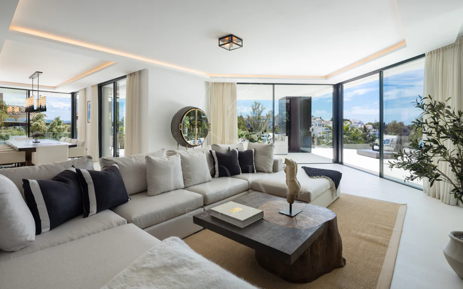 Villa contemporánea refinada con vistas panorámicas al mar en El Herrojo Alto