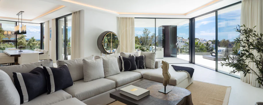 Villa contemporánea refinada con vistas panorámicas al mar en El Herrojo Alto