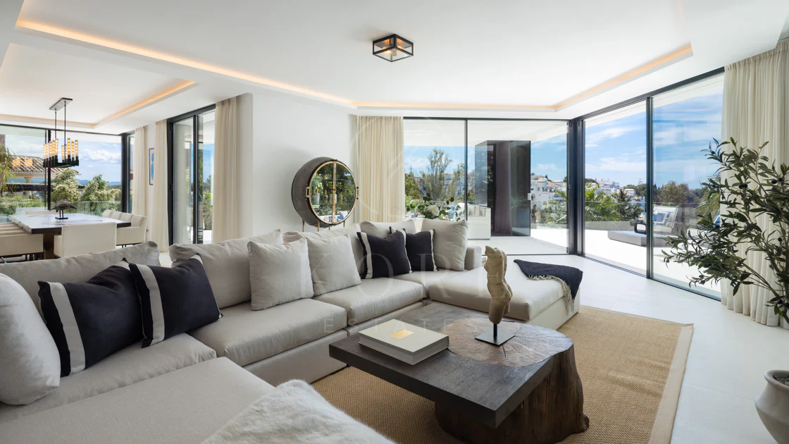 Villa contemporánea refinada con vistas panorámicas al mar en El Herrojo Alto
