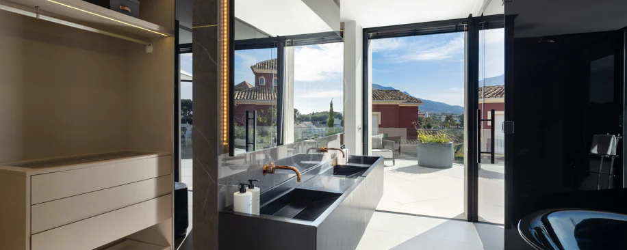 Villa contemporánea refinada con vistas panorámicas al mar en El Herrojo Alto