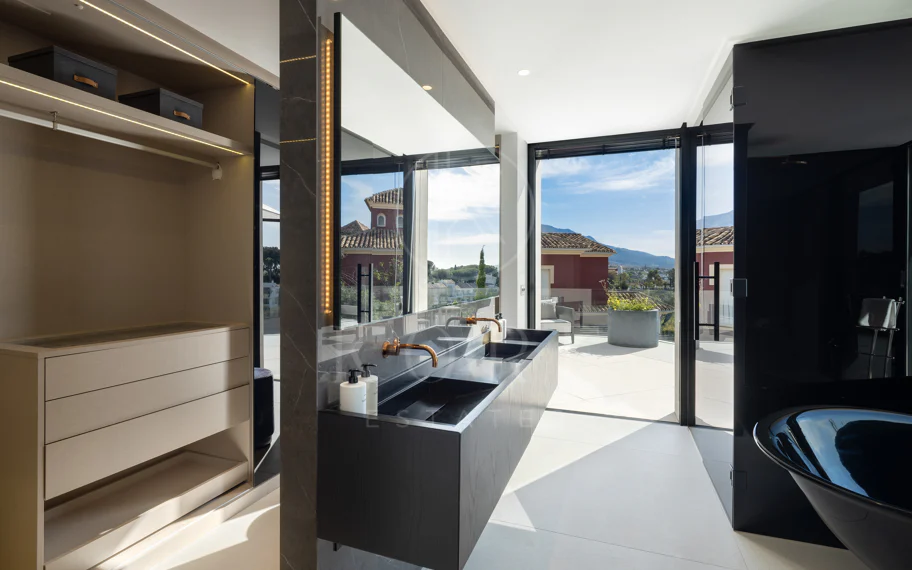 Villa contemporánea refinada con vistas panorámicas al mar en El Herrojo Alto