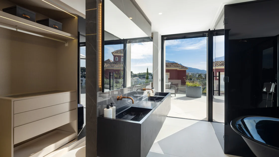 Villa contemporánea refinada con vistas panorámicas al mar en El Herrojo Alto