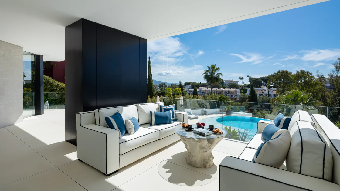 Villa contemporánea refinada con vistas panorámicas al mar en El Herrojo Alto