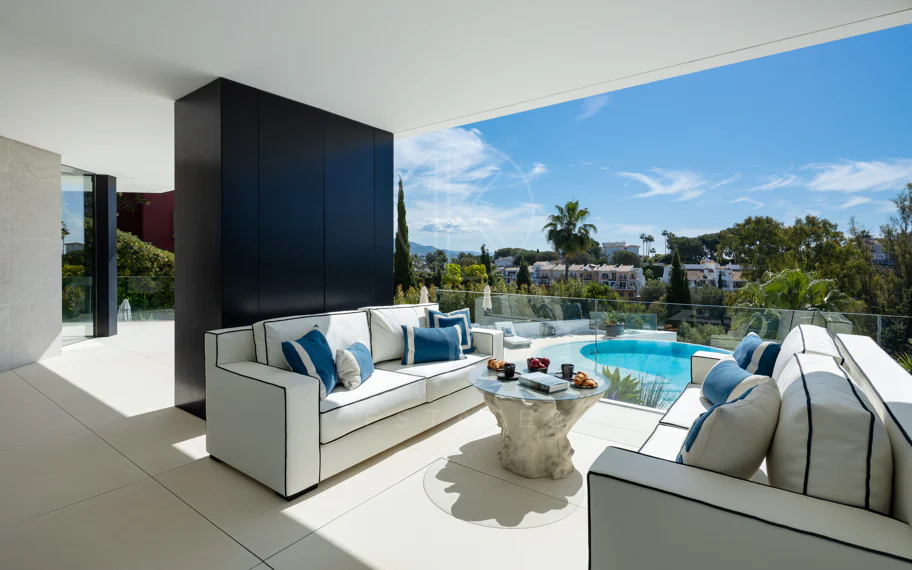 Villa contemporánea refinada con vistas panorámicas al mar en El Herrojo Alto