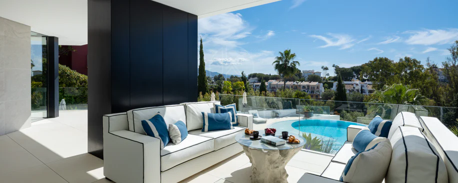 Villa contemporánea refinada con vistas panorámicas al mar en El Herrojo Alto