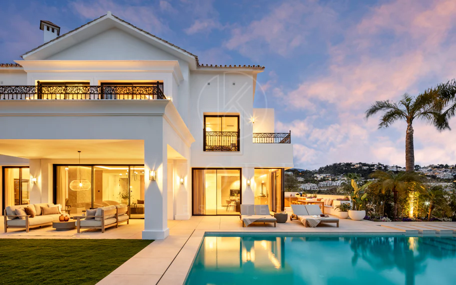 Villa mediterránea moderna con vistas al golf y al mar en Los Arqueros