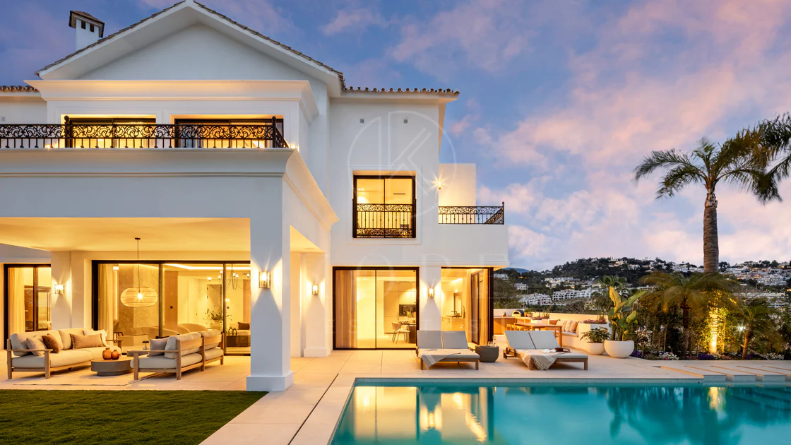 Villa mediterránea moderna con vistas al golf y al mar en Los Arqueros