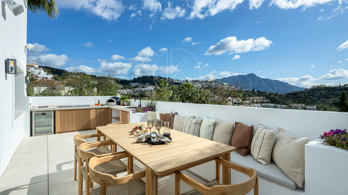 Villa mediterránea moderna con vistas al golf y al mar en Los Arqueros