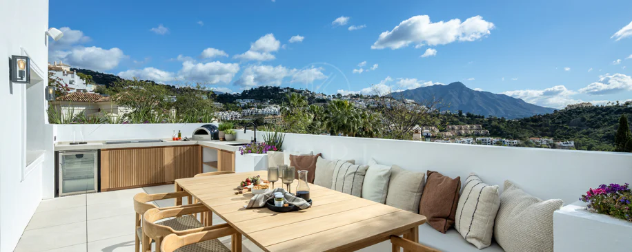 Villa mediterránea moderna con vistas al golf y al mar en Los Arqueros