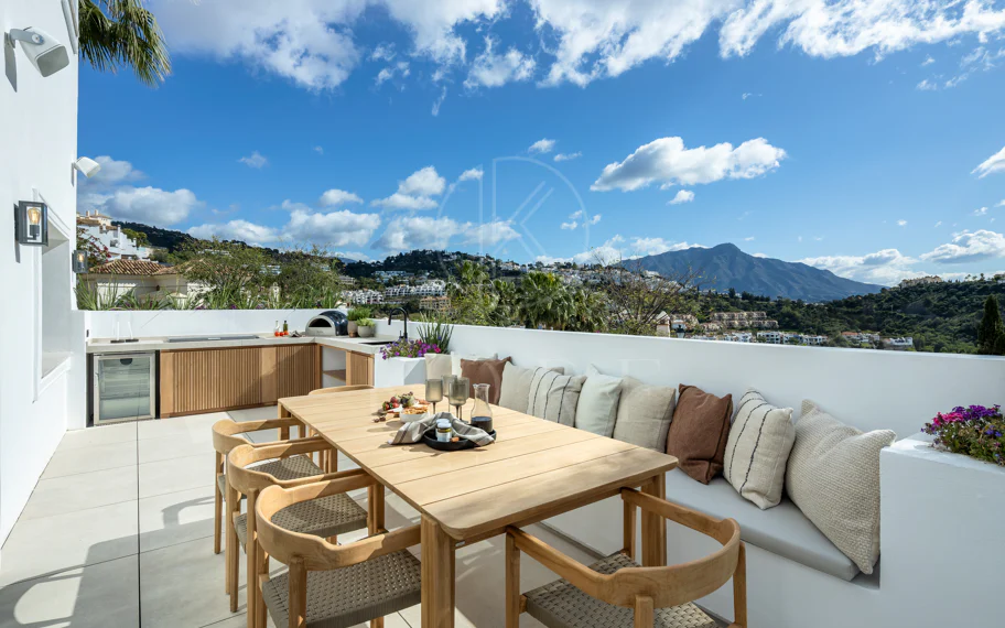 Villa mediterránea moderna con vistas al golf y al mar en Los Arqueros