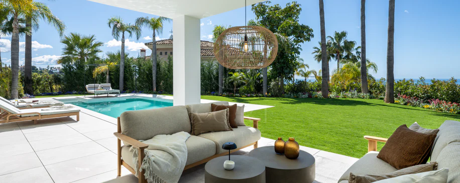 Villa mediterránea moderna con vistas al golf y al mar en Los Arqueros