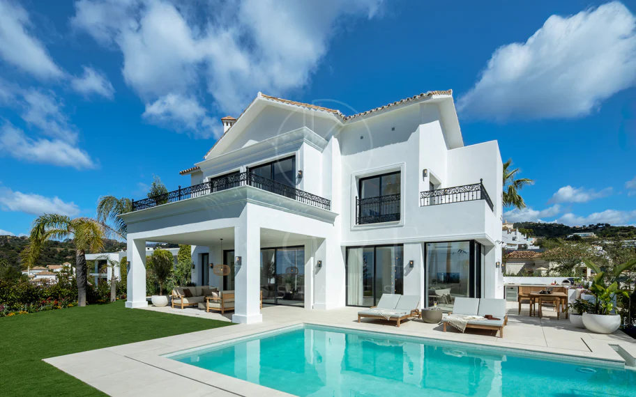 Villa mediterránea moderna con vistas al golf y al mar en Los Arqueros
