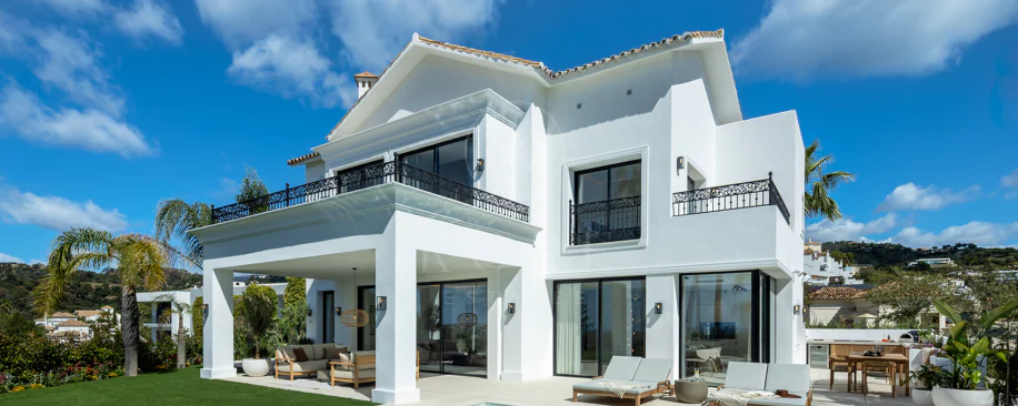 Villa mediterránea moderna con vistas al golf y al mar en Los Arqueros