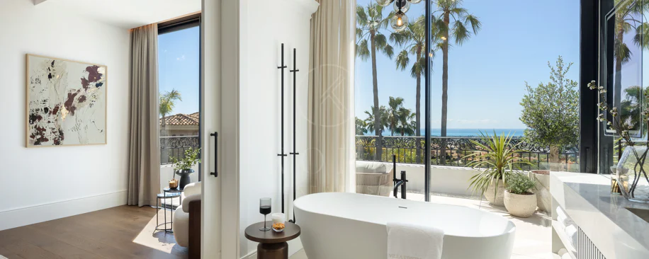 Villa mediterránea moderna con vistas al golf y al mar en Los Arqueros