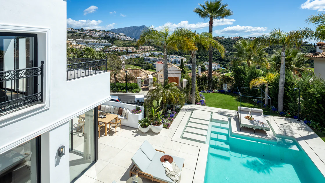 Villa mediterránea moderna con vistas al golf y al mar en Los Arqueros