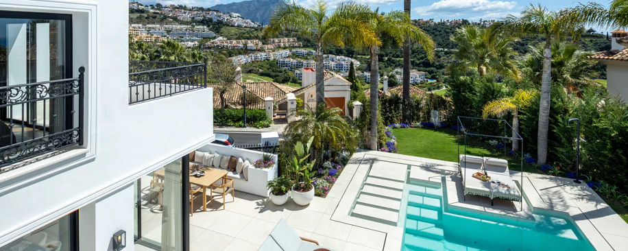 Villa mediterránea moderna con vistas al golf y al mar en Los Arqueros