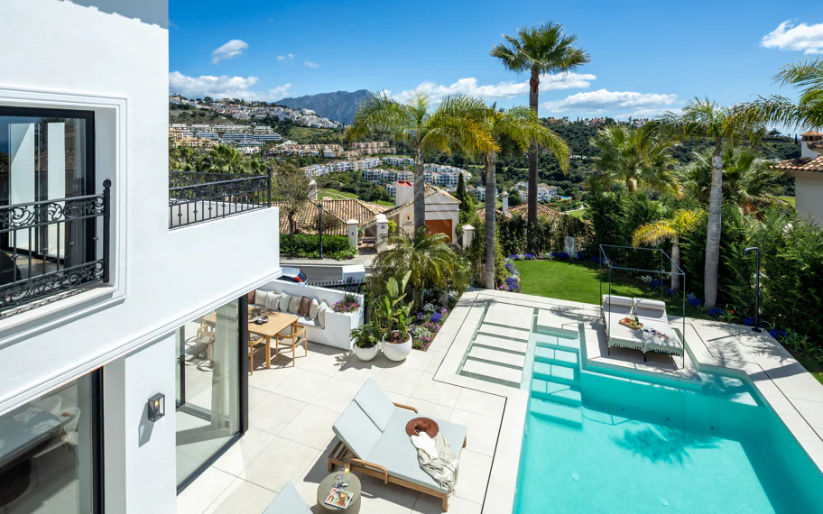 Villa mediterránea moderna con vistas al golf y al mar en Los Arqueros