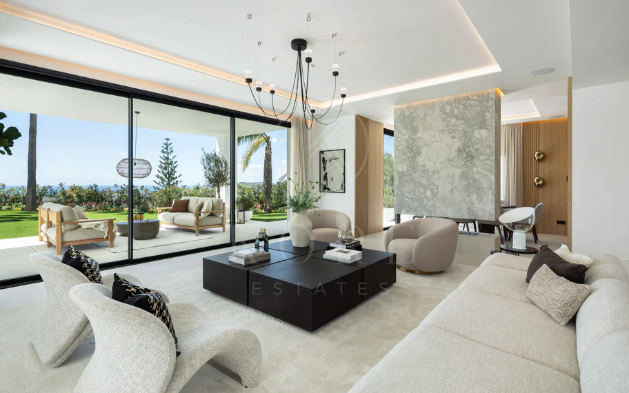 Villa mediterránea moderna con vistas al golf y al mar en Los Arqueros