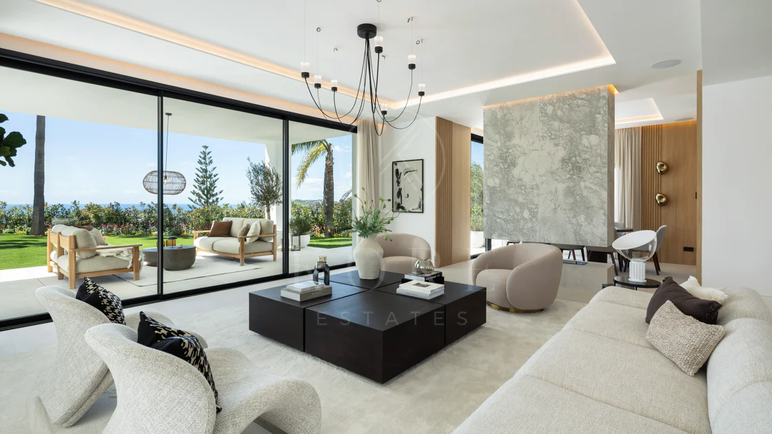 Villa mediterránea moderna con vistas al golf y al mar en Los Arqueros