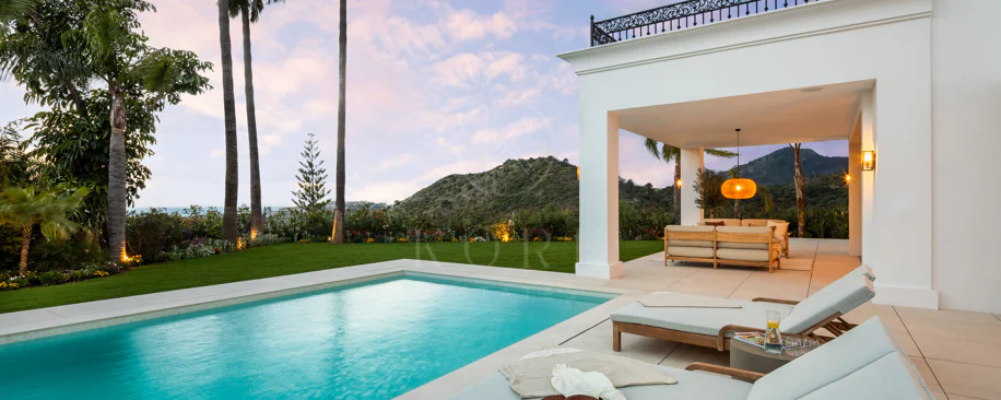 Villa mediterránea moderna con vistas al golf y al mar en Los Arqueros