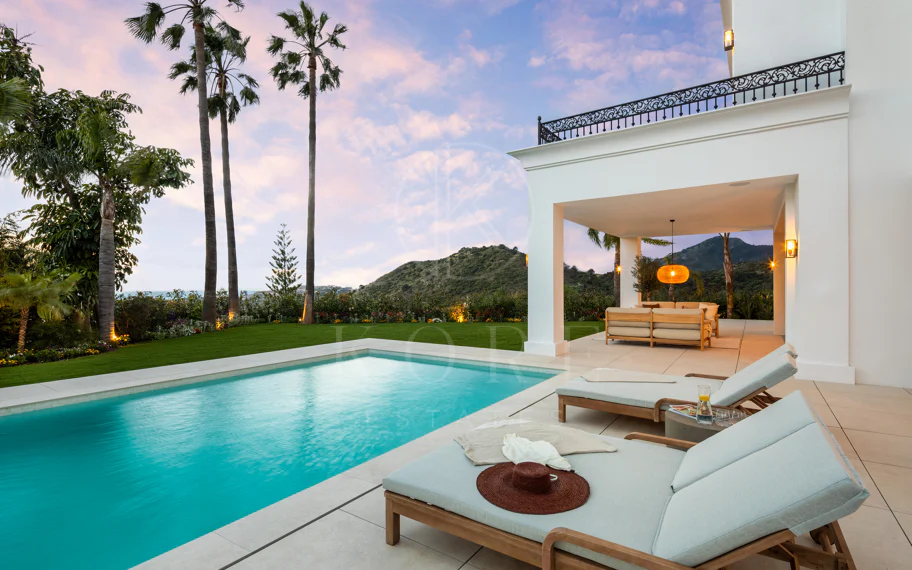 Villa mediterránea moderna con vistas al golf y al mar en Los Arqueros