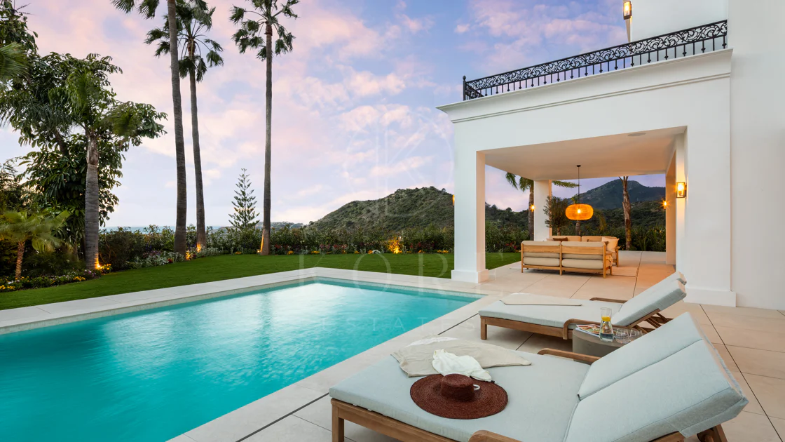 Villa mediterránea moderna con vistas al golf y al mar en Los Arqueros