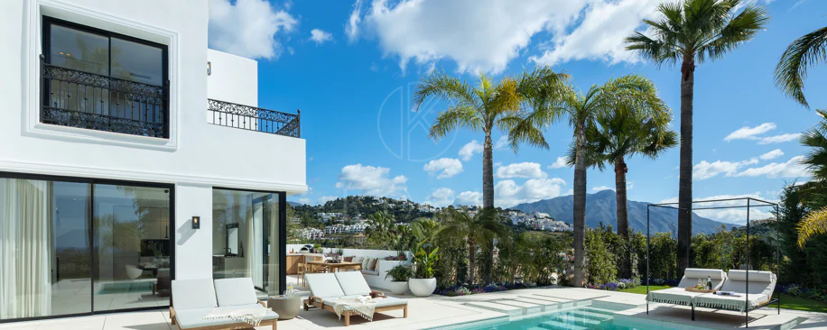 Villa mediterránea moderna con vistas al golf y al mar en Los Arqueros