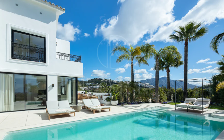 Villa mediterránea moderna con vistas al golf y al mar en Los Arqueros