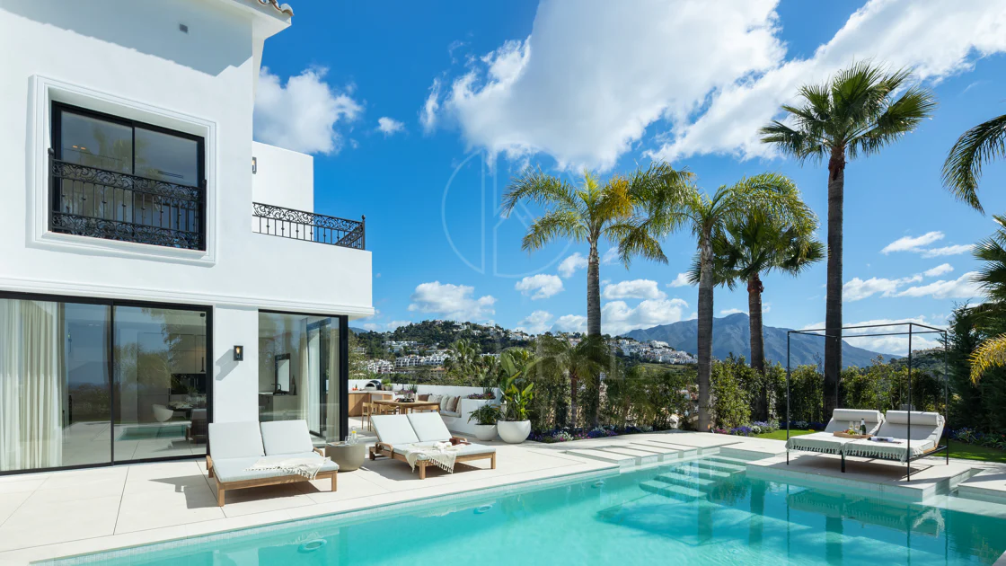Villa mediterránea moderna con vistas al golf y al mar en Los Arqueros