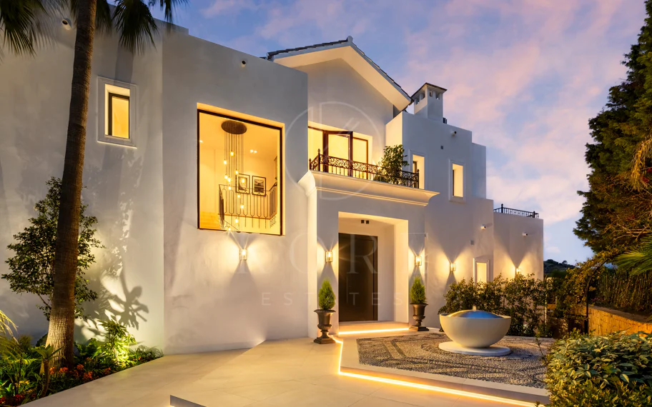 Villa mediterránea moderna con vistas al golf y al mar en Los Arqueros