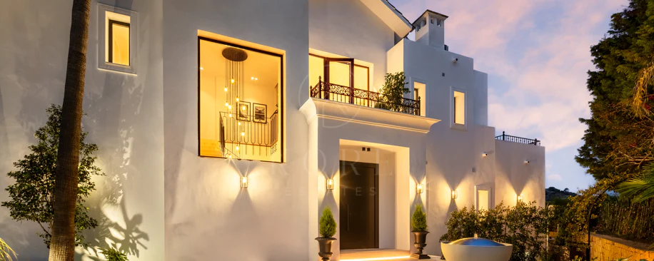 Villa mediterránea moderna con vistas al golf y al mar en Los Arqueros