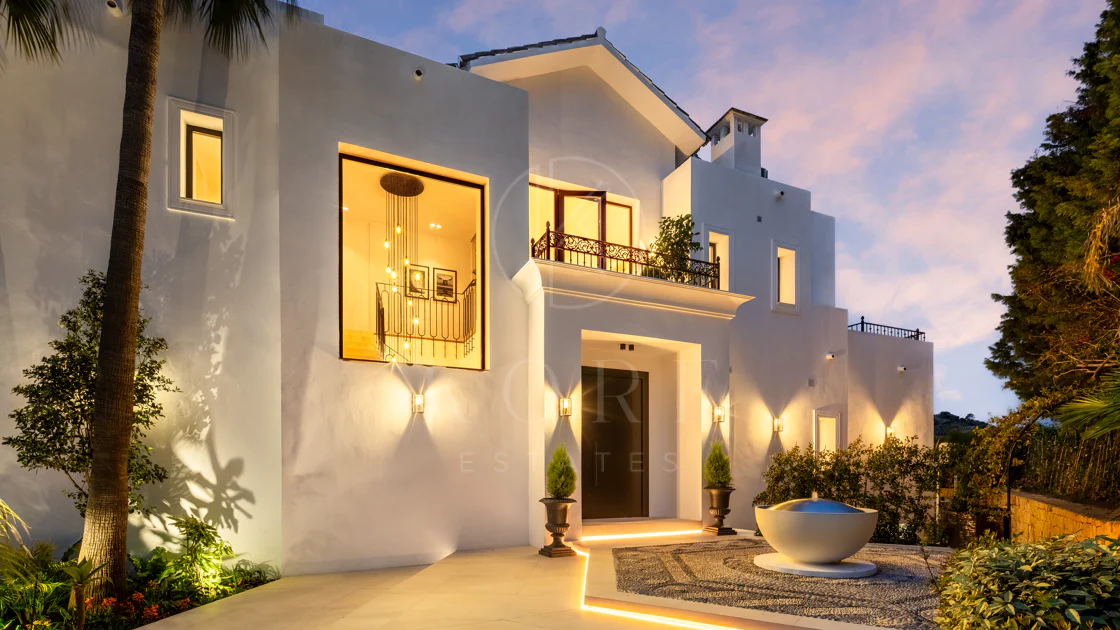 Villa mediterránea moderna con vistas al golf y al mar en Los Arqueros