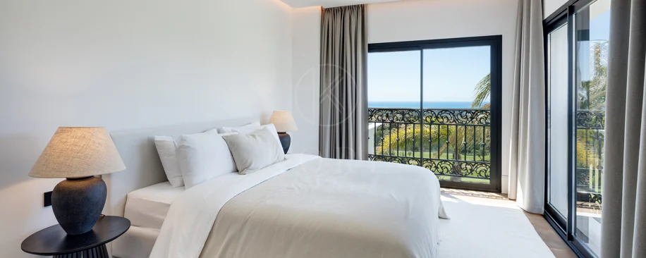Villa mediterránea moderna con vistas al golf y al mar en Los Arqueros