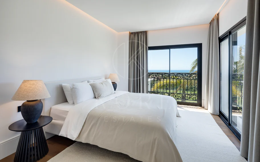 Villa mediterránea moderna con vistas al golf y al mar en Los Arqueros