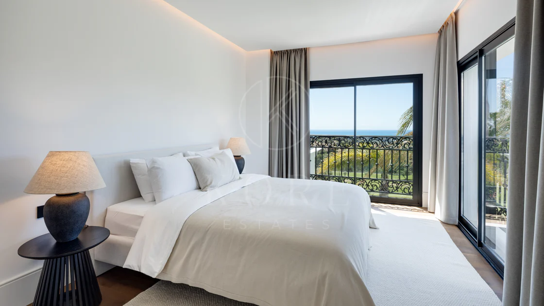 Villa mediterránea moderna con vistas al golf y al mar en Los Arqueros