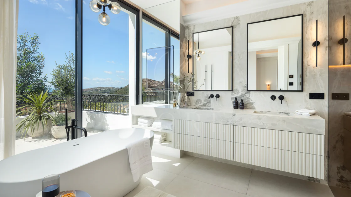 Villa mediterránea moderna con vistas al golf y al mar en Los Arqueros