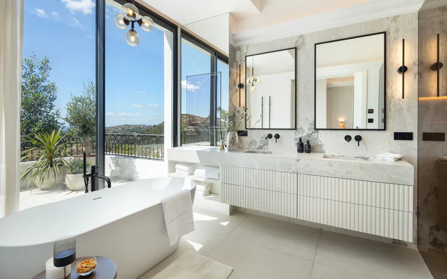 Villa mediterránea moderna con vistas al golf y al mar en Los Arqueros