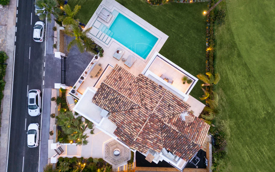 Villa mediterránea moderna con vistas al golf y al mar en Los Arqueros
