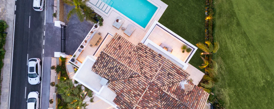 Villa mediterránea moderna con vistas al golf y al mar en Los Arqueros